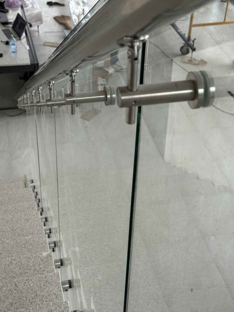 Перила цельностеклянного ограждения