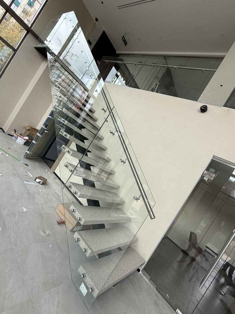 Цельностеклянное ограждение лестницы