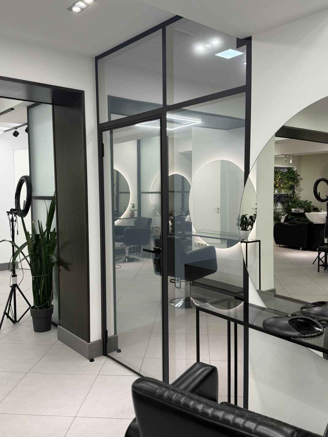 Стеклянные каркасные конструкции для кабинетов красоты