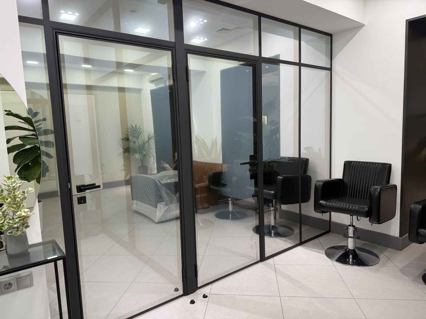 Стеклянные каркасные перегородки для кабинетов красоты