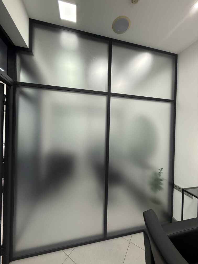 Стеклянные каркасные конструкции для кабинетов