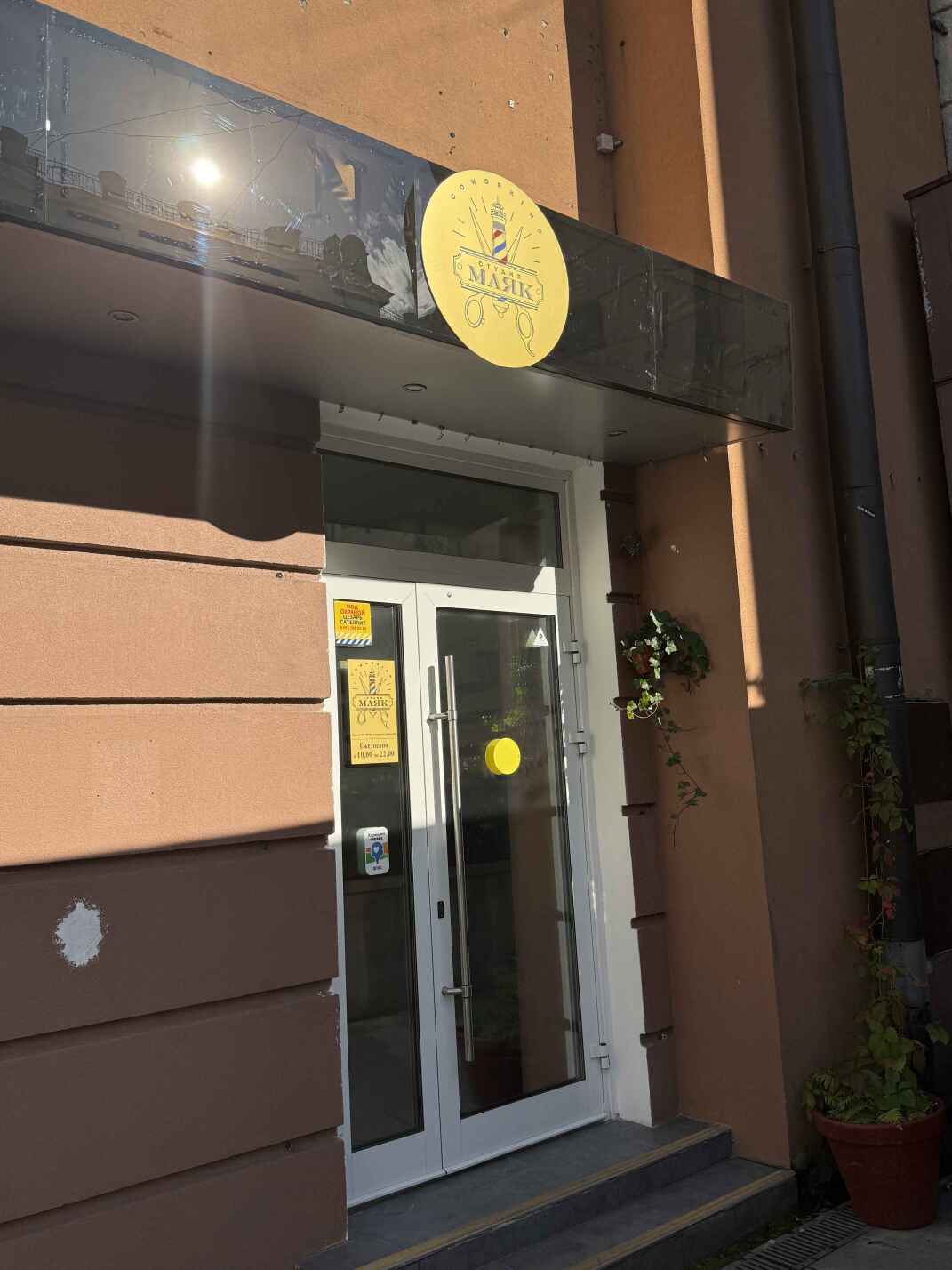 монтаж стеклянных перегородок для "Бьюти Коворкинг Маяк"