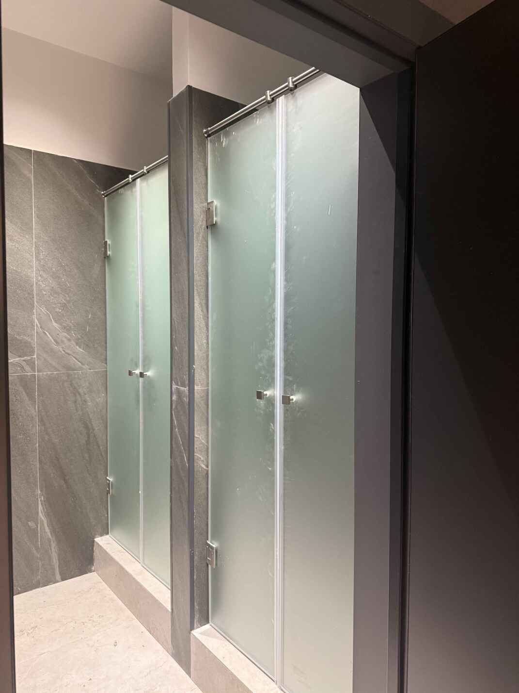 Душевые перегородки из стекла для спорткомплексов