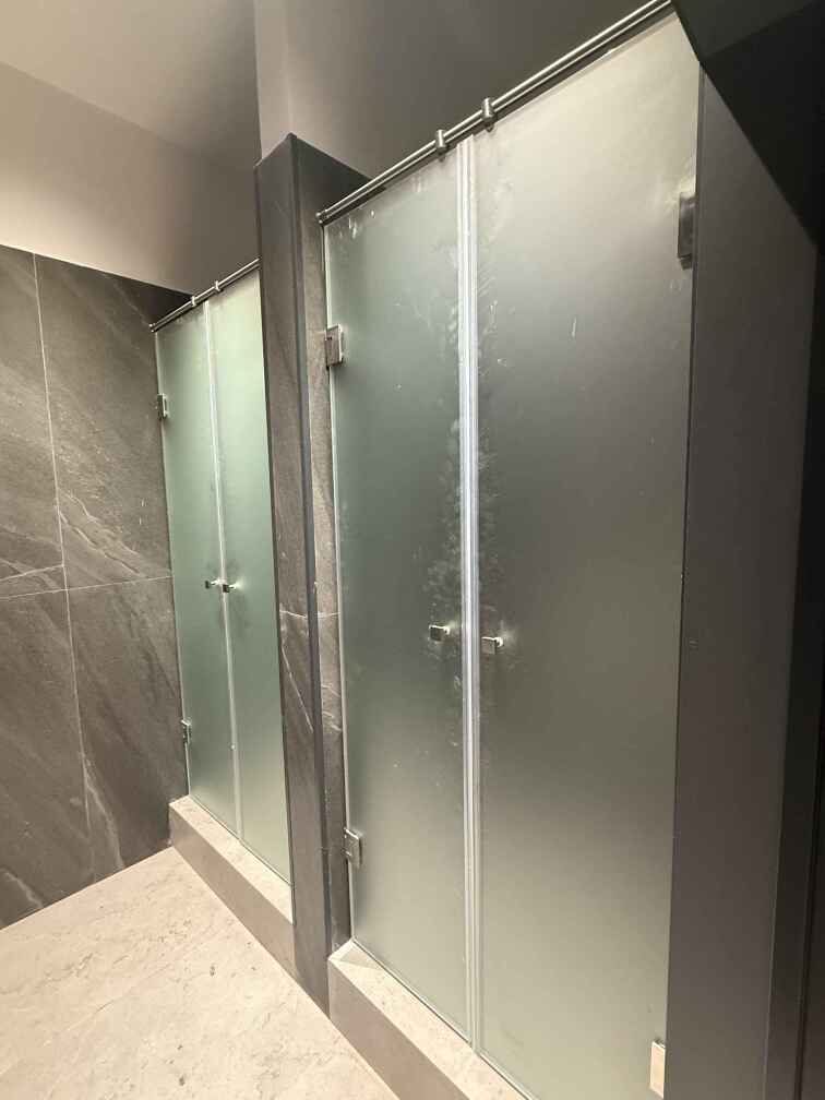 Душевые перегородки для спорткомплексов