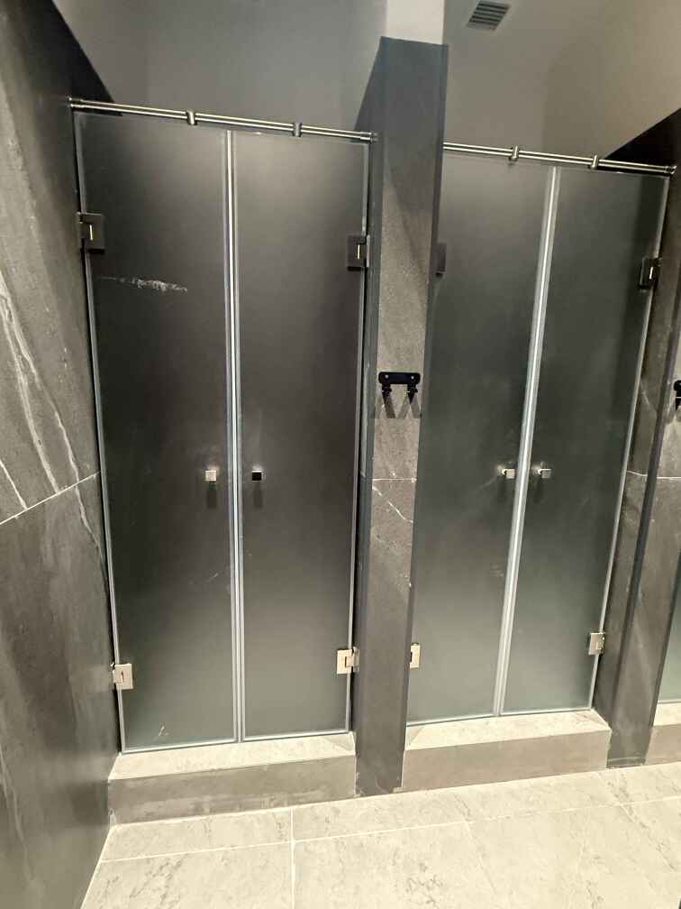 Душевая перегородка для спорткомплексов