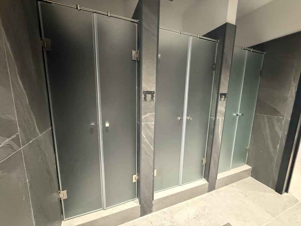 Душевые перегородки из стекла для спорткомплексов