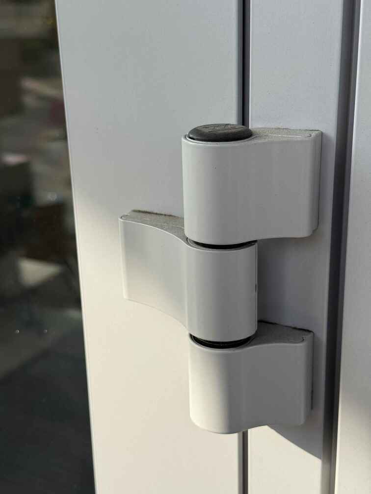 Петля двери