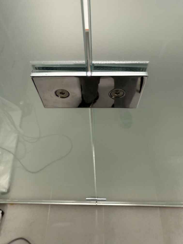 Крепление стеклянной перегородки