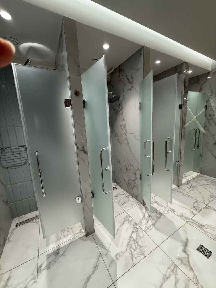 Душевые перегородки с дверьми 