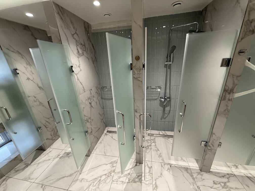 Душевые перегородки и двери из стекла