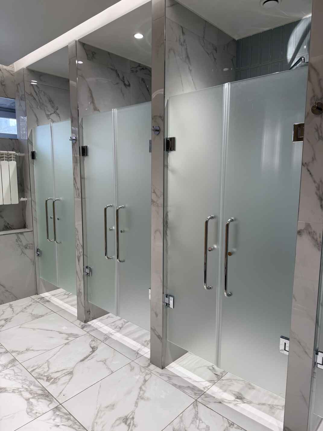 Душевые стеклянные перегородки и двери