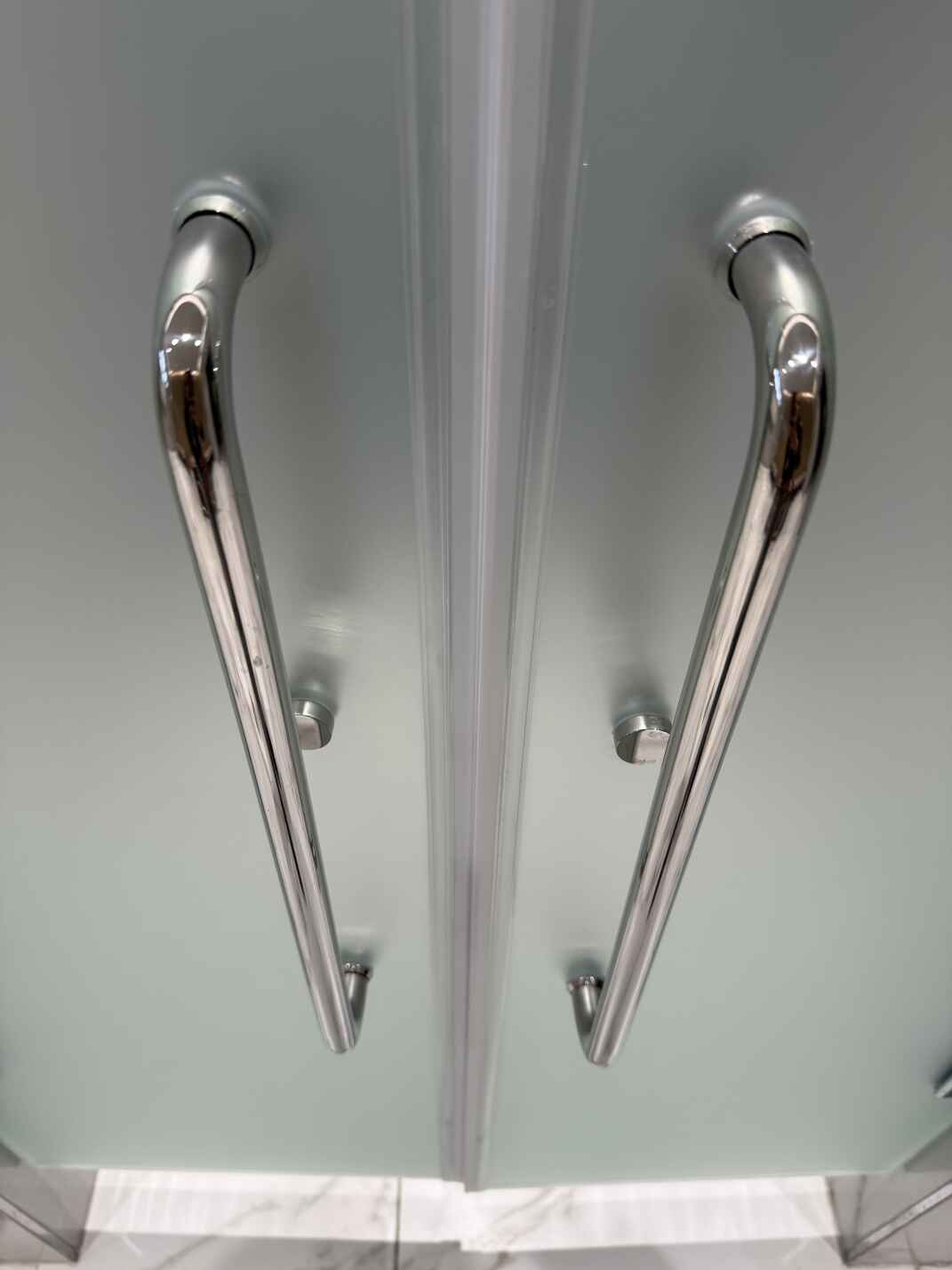 Душевые стеклянные двери с ручками