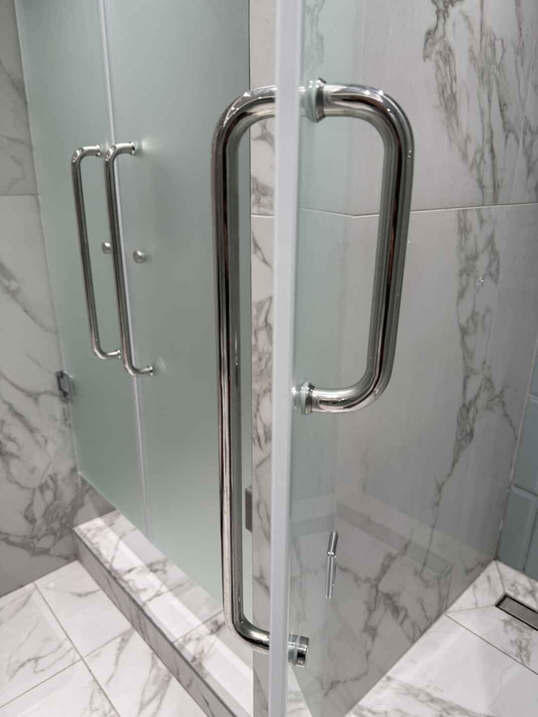 Двери душевых перегородок с ручками