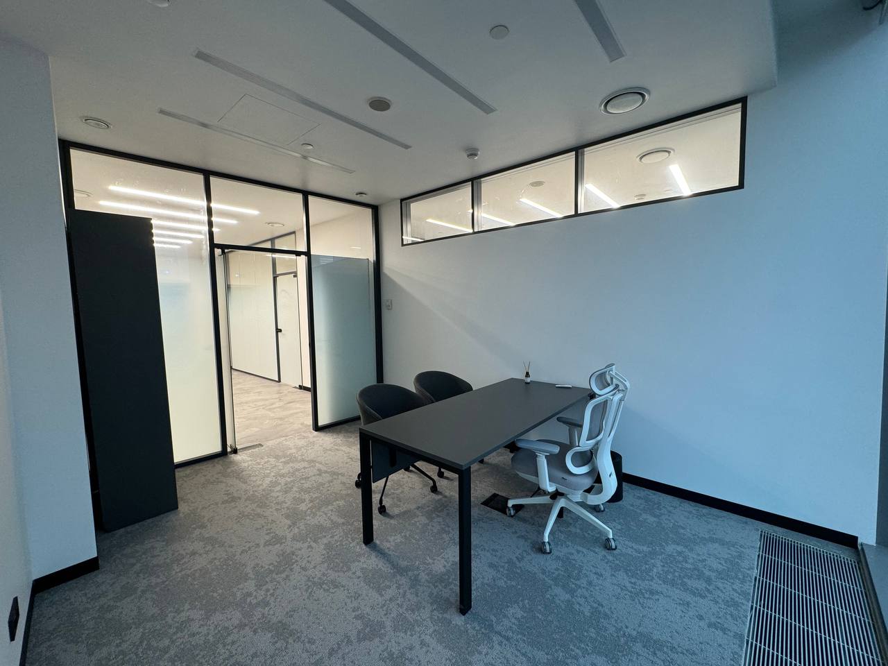 Цельностеклянные перегородки и двери на алюминиевом каркасе