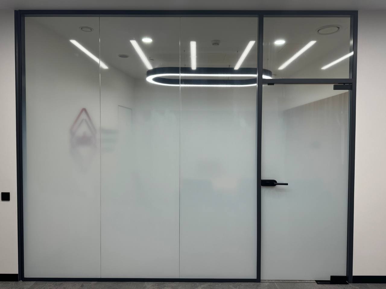 Цельностеклянные перегородки и двери на алюминиевом каркасе с градиентной плёнкой