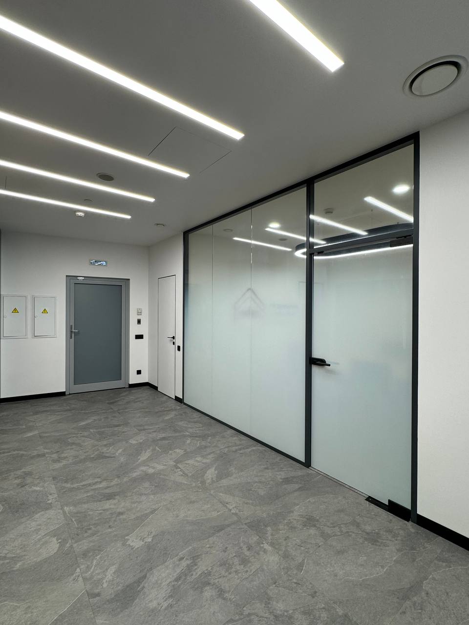 Цельностеклянные перегородки на алюминиевом каркасе с градиентной плёнкой