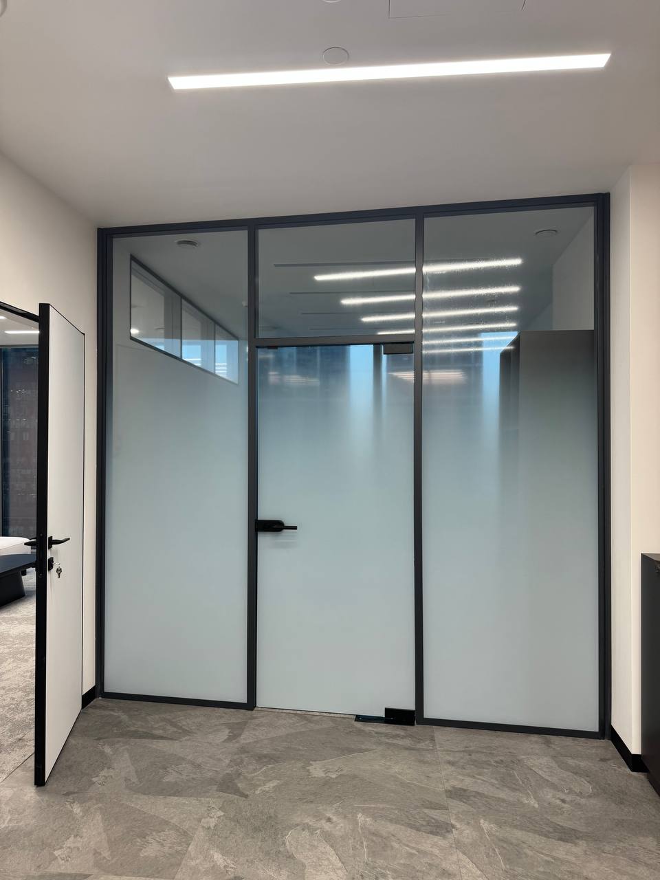 Цельностеклянные перегородки на алюминиевом каркасе