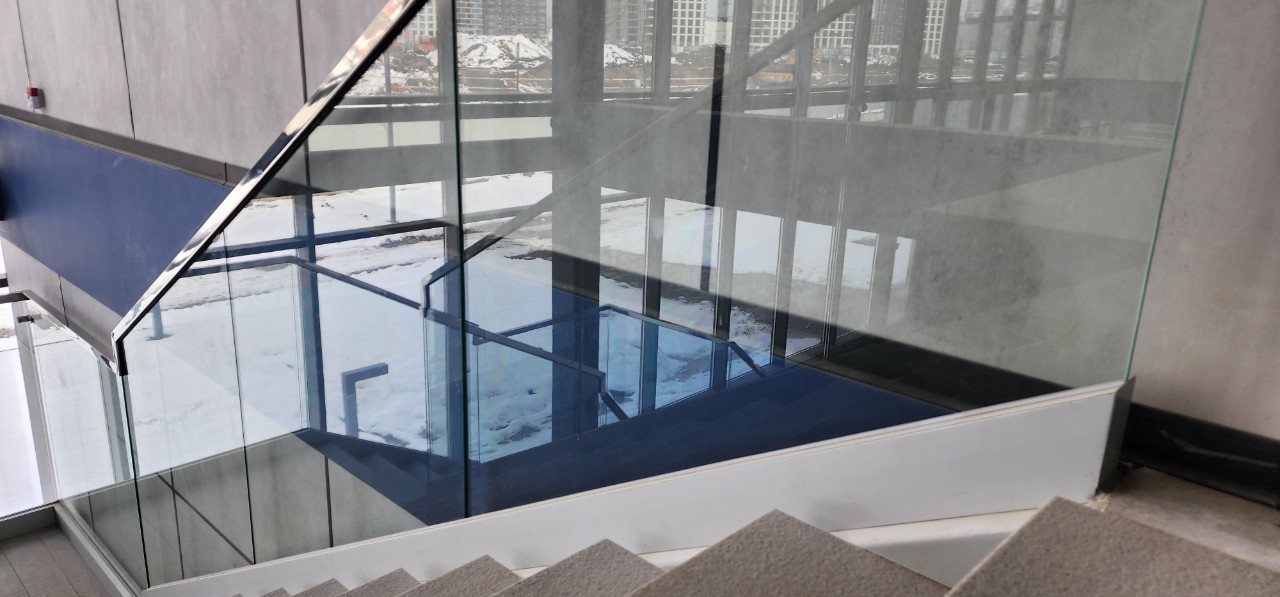 Линейное крепление стеклянного ограждения