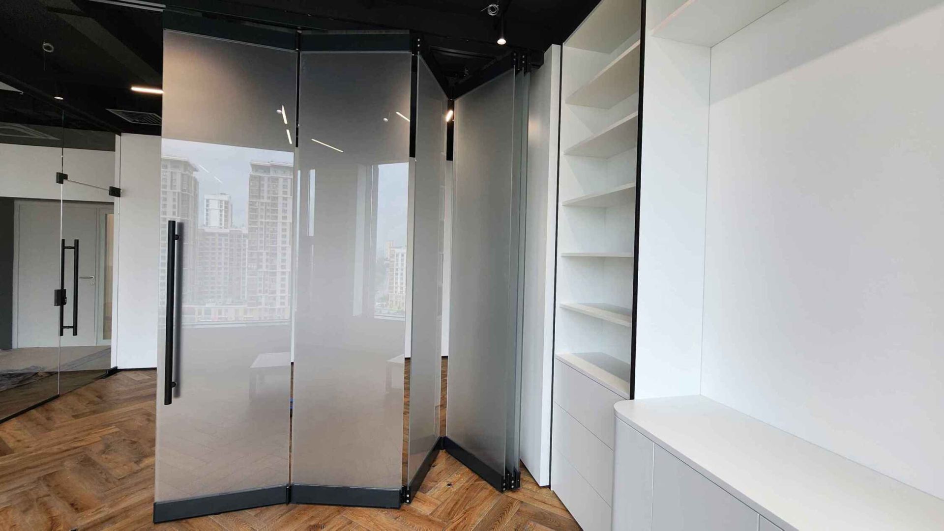 Трансформируемая стена — это подвижная конструкция, которая может складываться и раскладываться по принципу гармошки