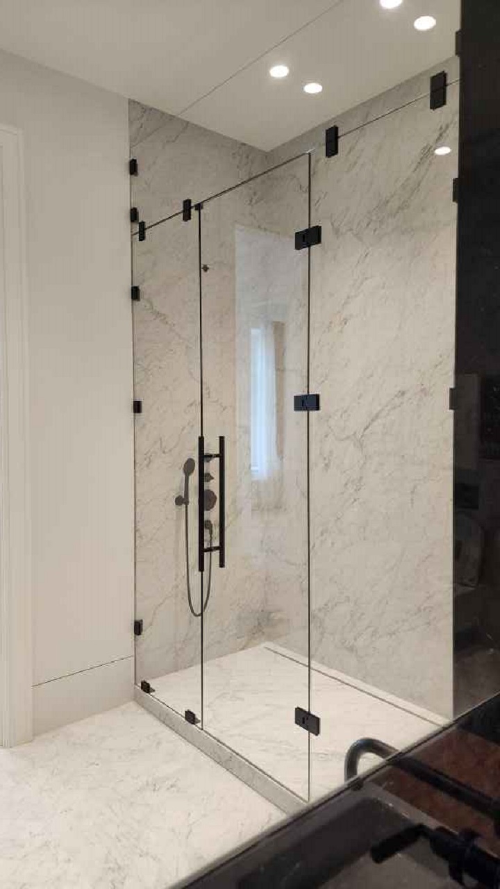 Стеклянная душевая перегородка