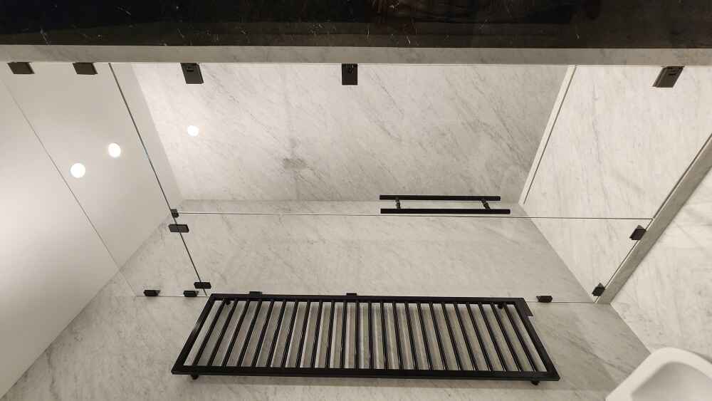 Душевая кабина и дверь из стекла