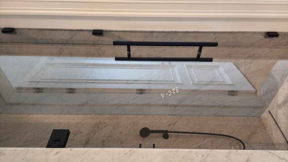 Душевая дверь из стекла