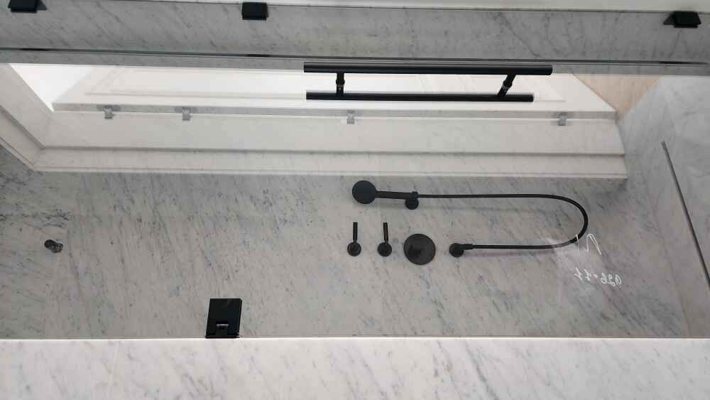 Душевые кабины и двери из стекла