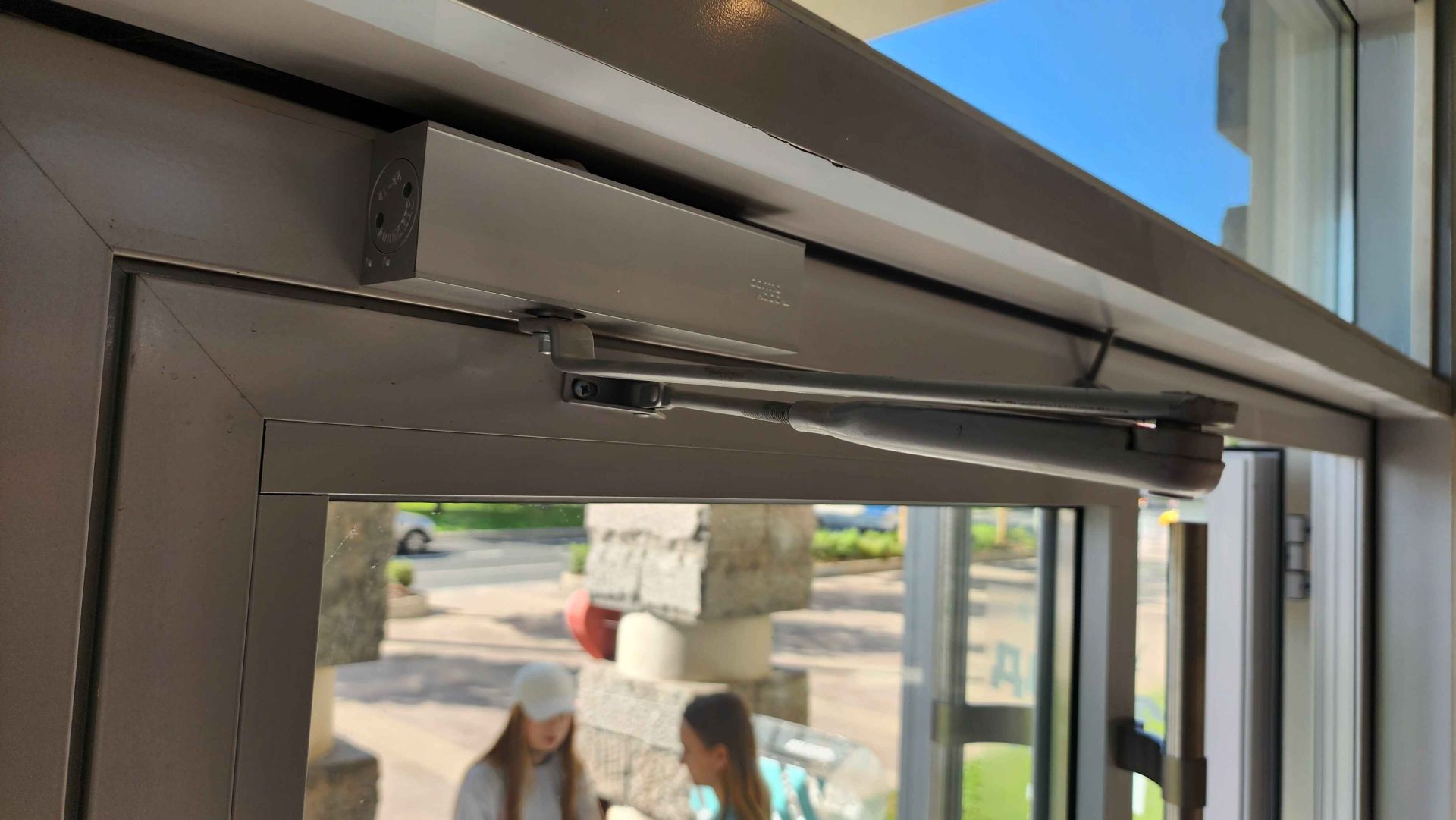 Доводчик двери