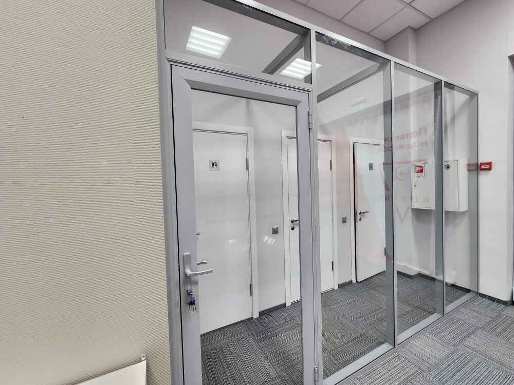 Каркасные перегородки и распашные двери