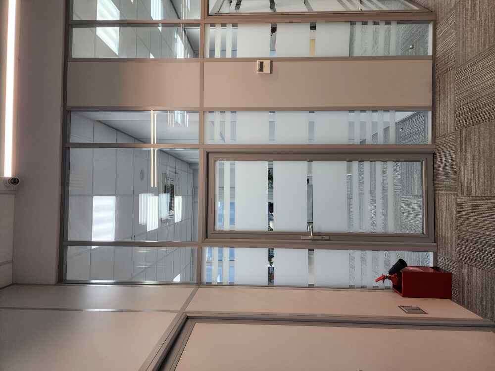 Каркасные стеклянные перегородки и распашные двери