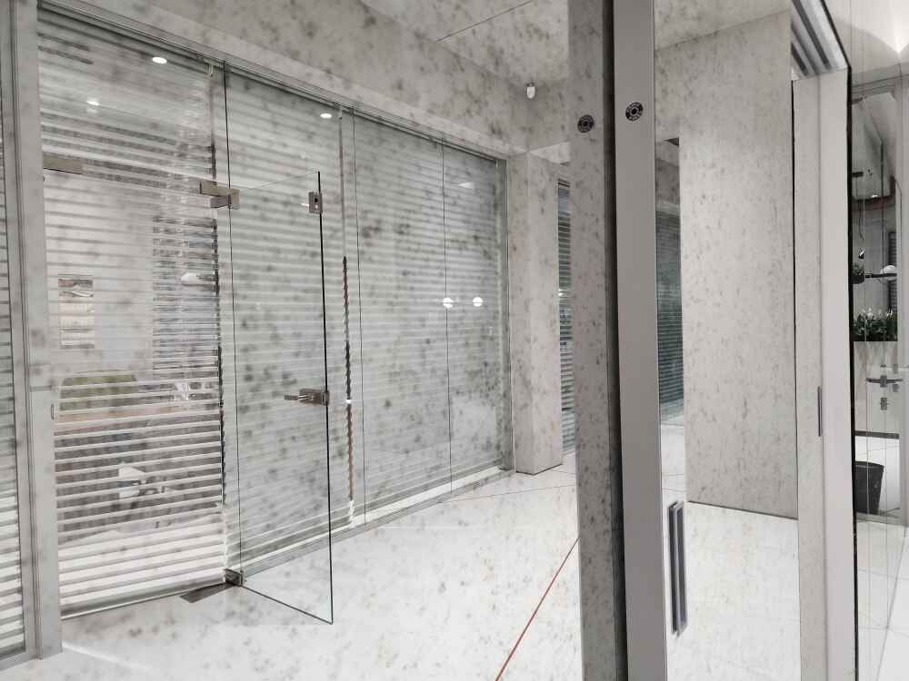 Бескаркасные зеркальные офисные перегородки и маятниковые двери 