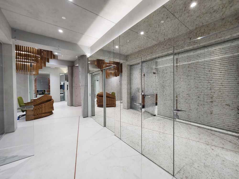 Бескаркасные зеркальные офисные перегородки и двери 