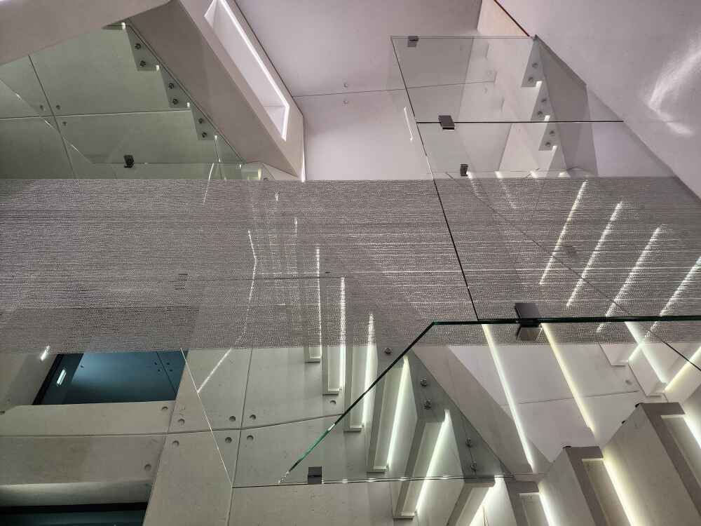 Бескаркасные стеклянные ограждения лестниц