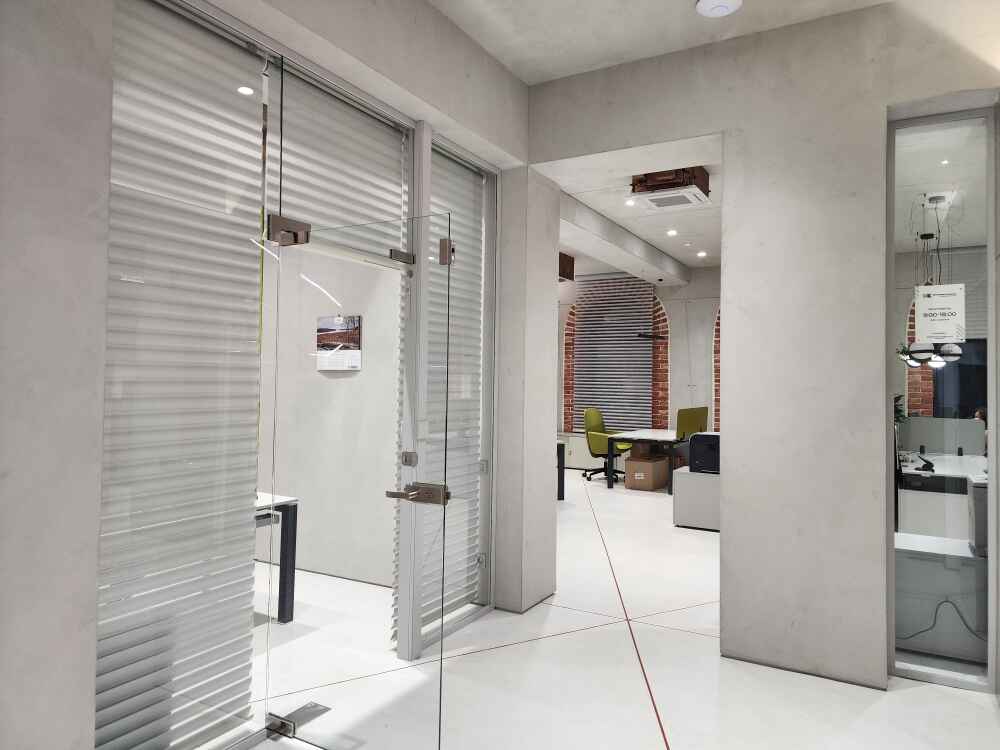 Бескаркасные зеркальные перегородки и маятниковые двери 