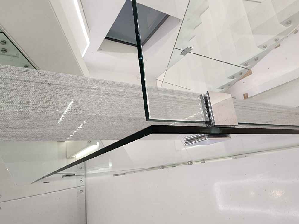 Бескаркасные стеклянные ограждения пролётов