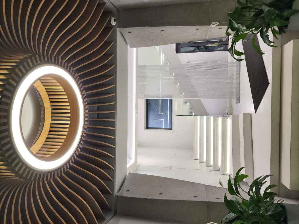 Бескаркасные стеклянные ограждения лестниц и пролётов