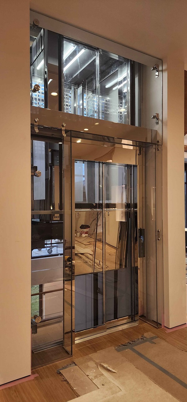 Стеклянное ограждение лифта