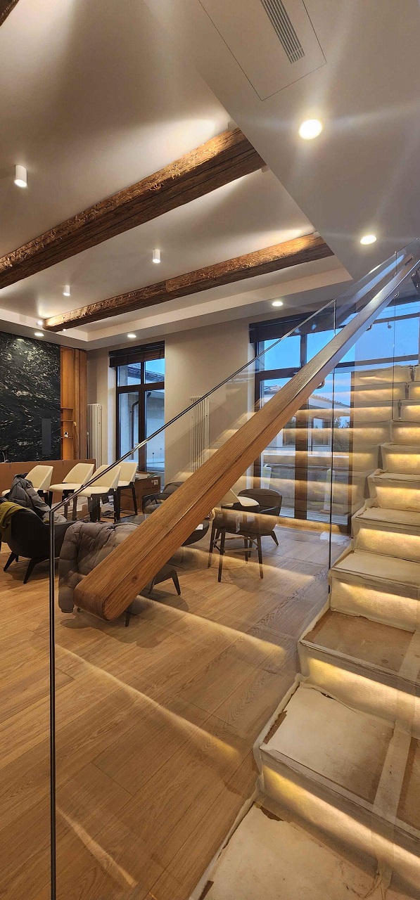 Ограждение лестницы из стекла