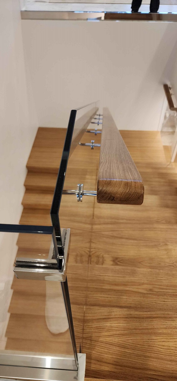 Ограждение лестницы из стекла перила