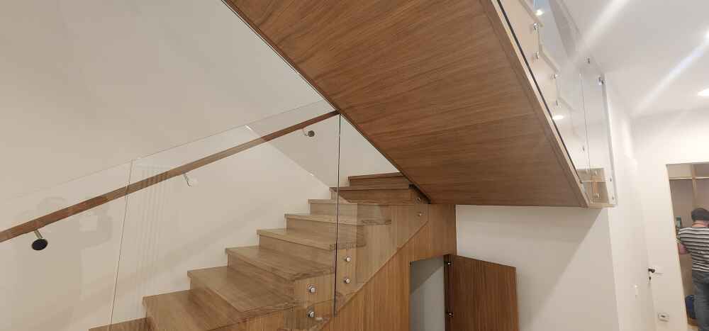 Стеклянное ограждение лестницы