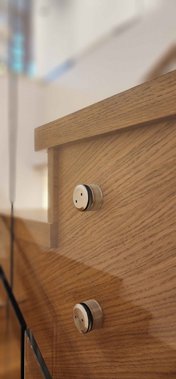 Стеклянное ограждение лестницы крепление