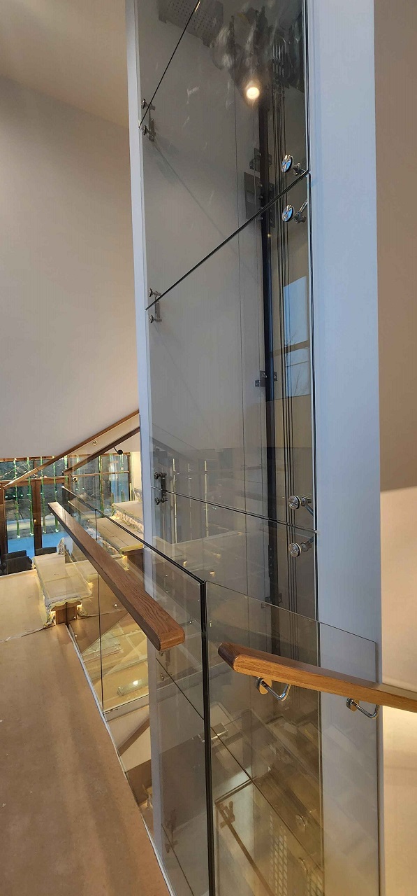 Стеклянное ограждение лифта и лестниц