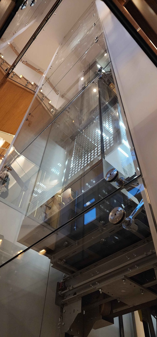 Стеклянное ограждение для лифта