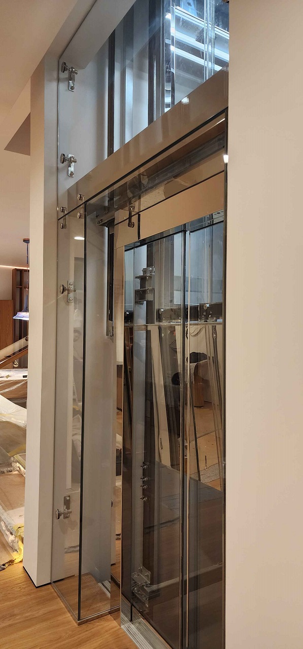 Ограждение лифта из стекла