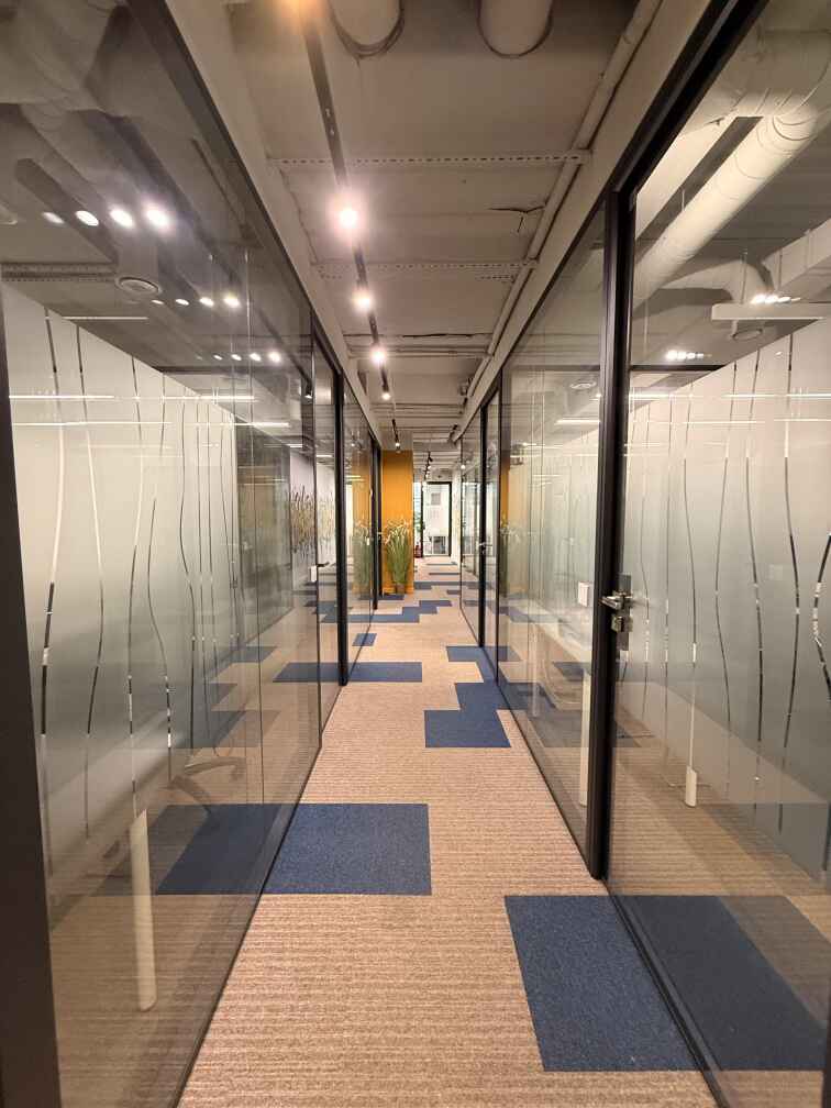 Каркасные стеклянные перегородки для офиса