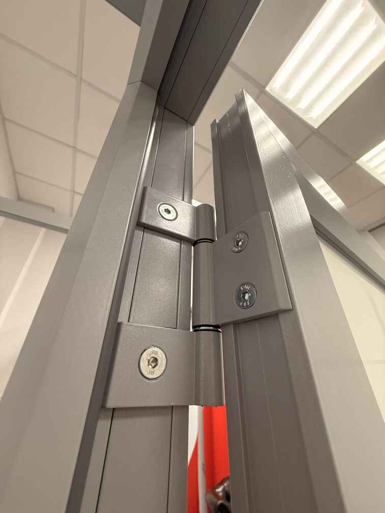 Петля двери