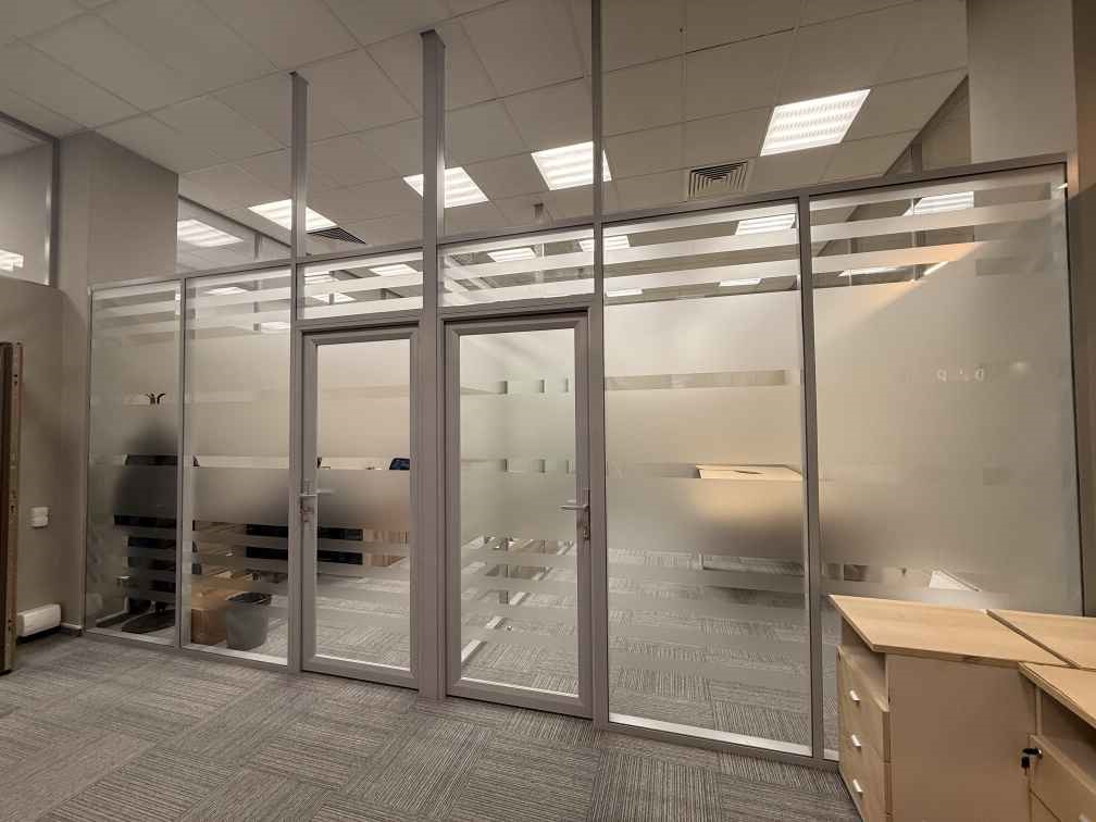 Каркасные перегородки и распашные двери оклеенные декоративной плёнкой