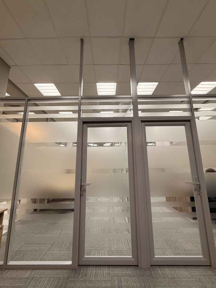 Каркасные стеклянные перегородки