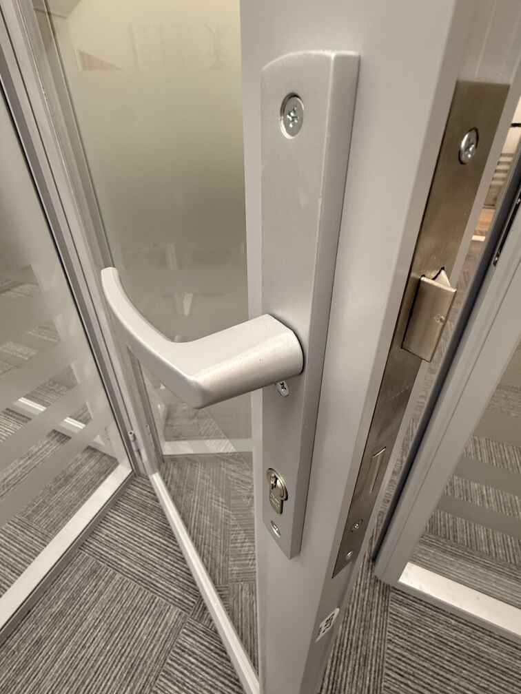 Дверь с замком