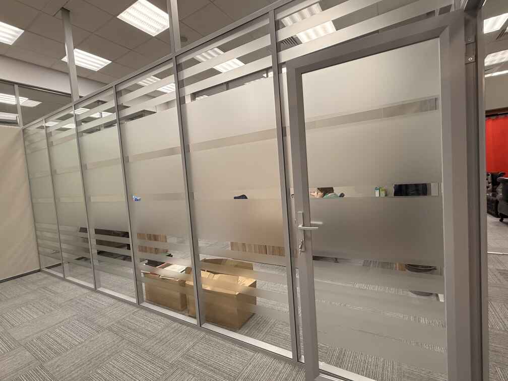 Каркасные стеклянные офисные перегородки